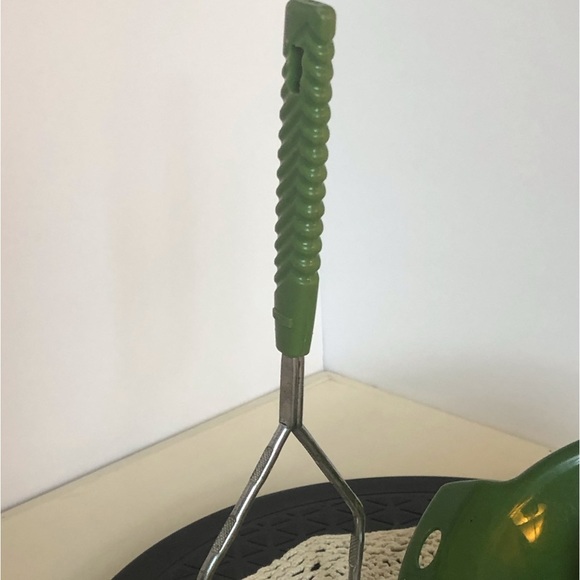 Vintage 1970s Avocado Green Potato Masher & Plastic Over-the-Glass Juicer  USA - Picture 3 of 10